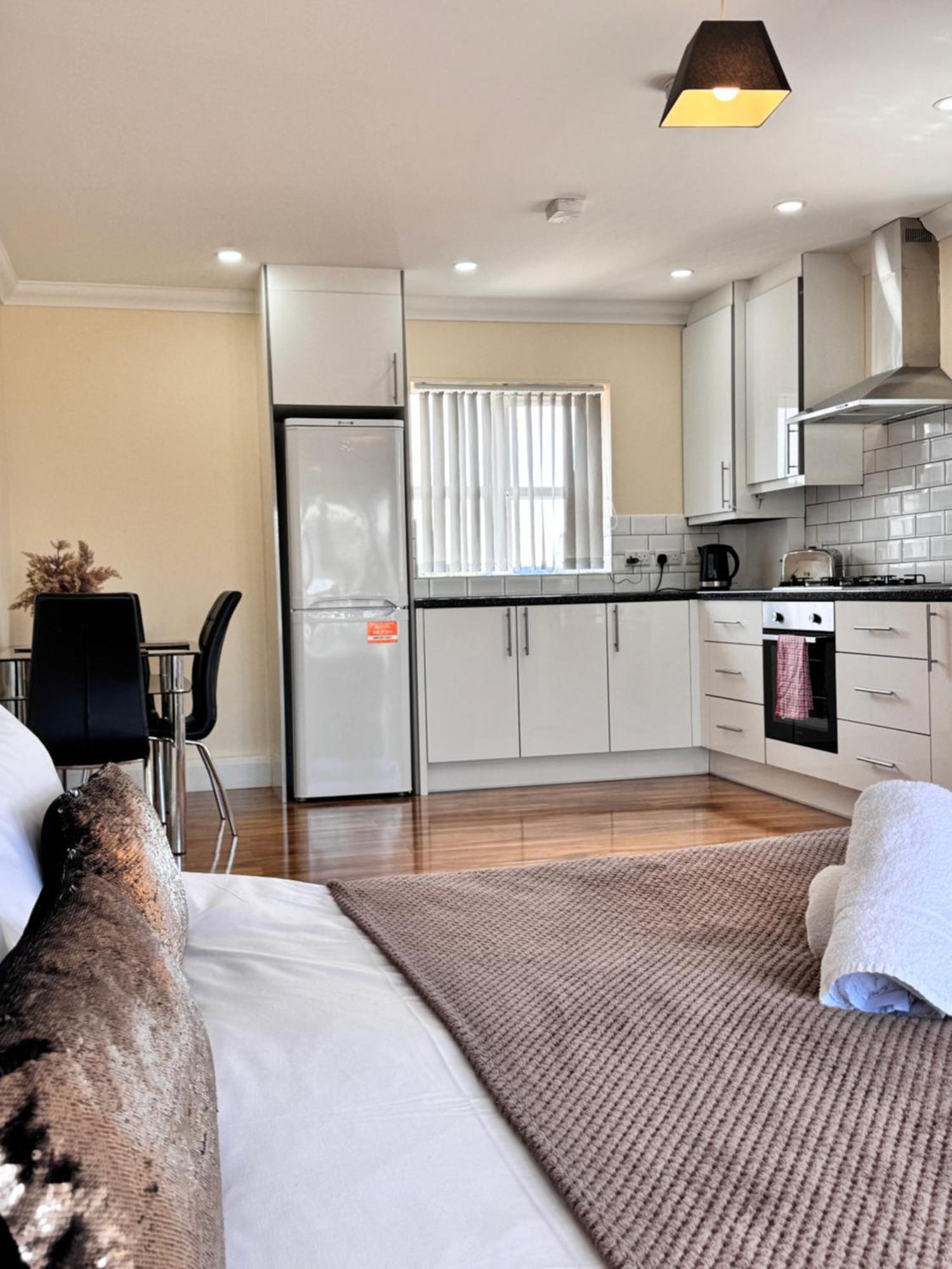 Relaxing Airport Rooms Stanwell Exterior photo