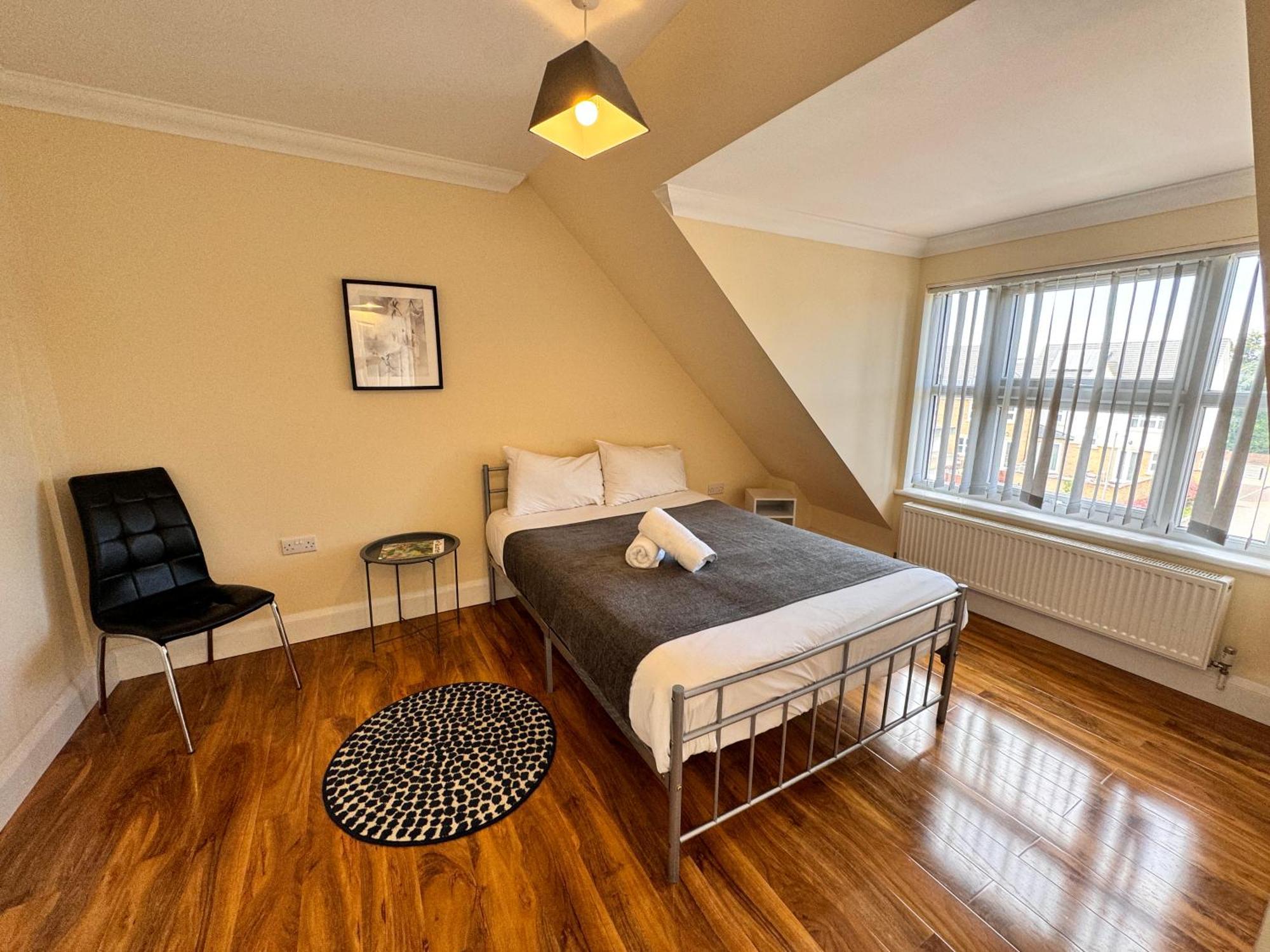 Relaxing Airport Rooms Stanwell Exterior photo